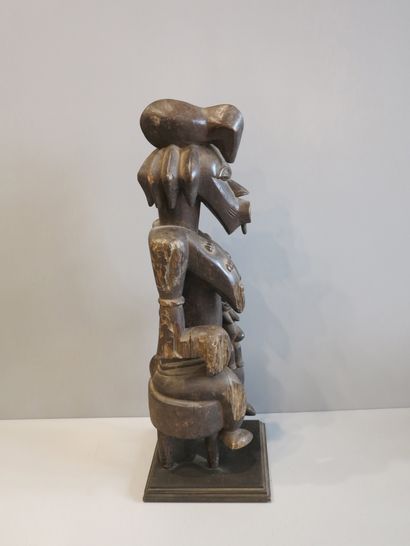 Importante statue représentant une mère tenant...