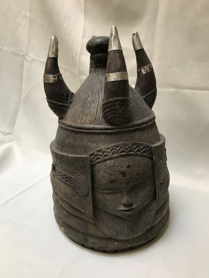 Masque heaume en bois à patine brune présentant...