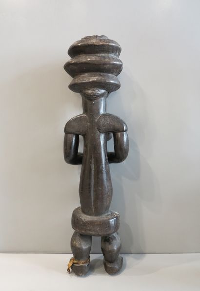 Statuette anthropomorphe féminine, debout...