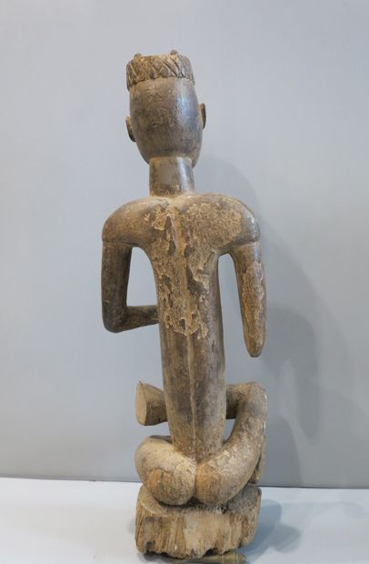 Statuette masculine à toque royale assis...
