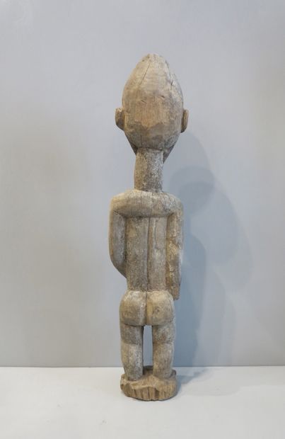 Statue Batéba représentée debout sur une...