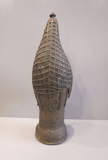 Tête de roi. 

Bronze à la cire perdue

Style...