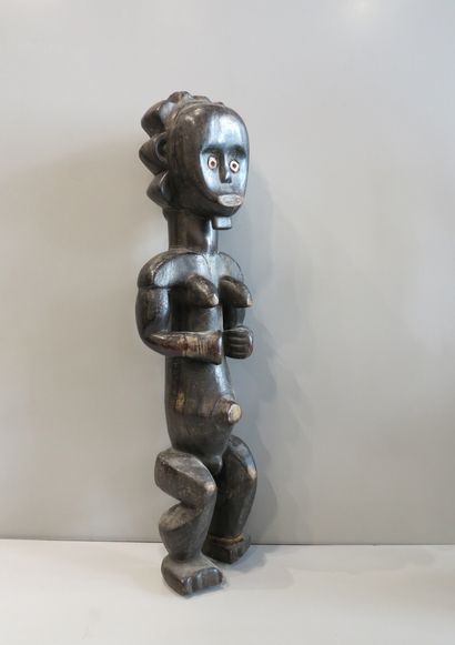 Statuette anthropomorphe féminine, debout...