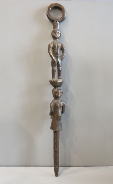 Sceptre décoré d’un couple, la femme porte...