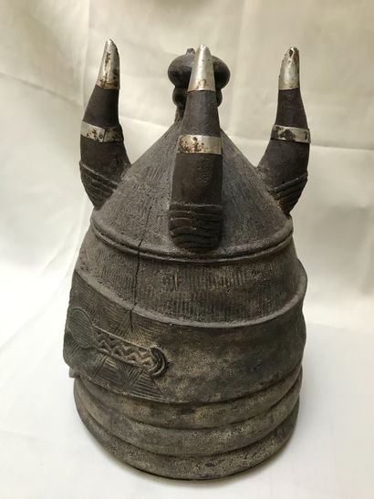 Masque heaume en bois à patine brune présentant...