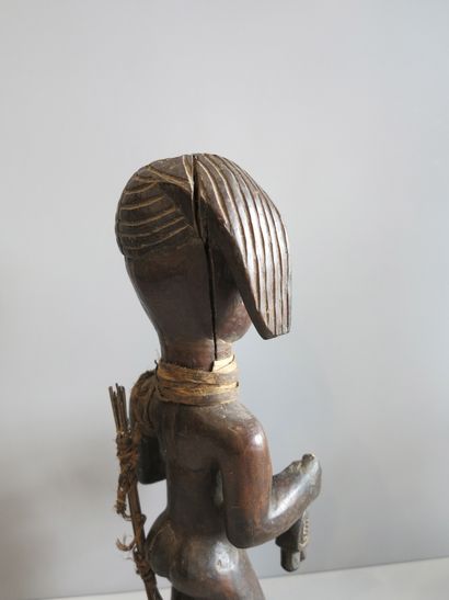 Statuette masculine représentant un musicien-devin....