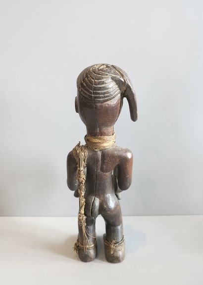 Statuette masculine représentant un musicien-devin....