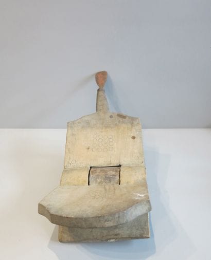 Râpe-noix de coco avec siège pliable. 

Bois...