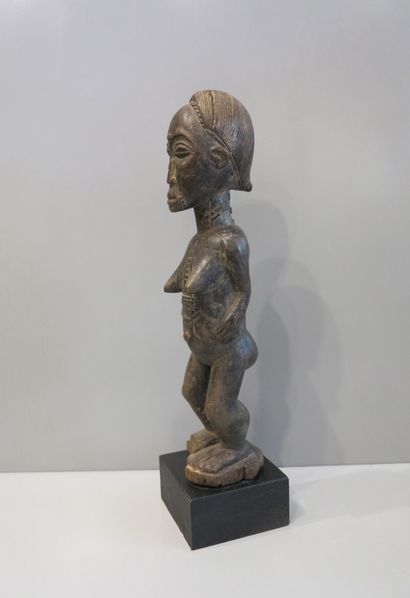 Statuette de maternité représentée debout...