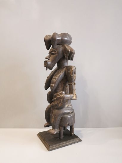 Importante statue représentant une mère tenant...