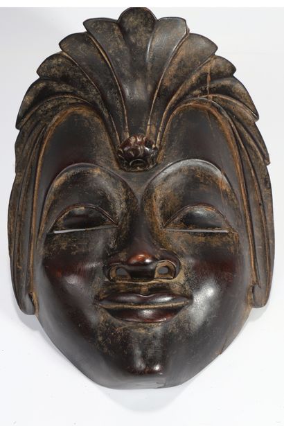 Masque présentant un visage souriant, les...