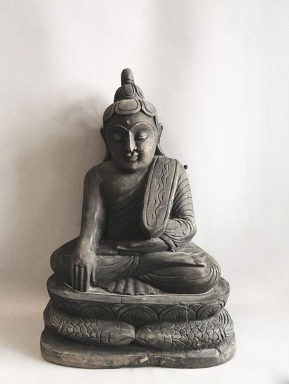 Bouddha assis en Bhumisparsha Mûdra sur un...