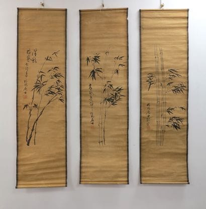 Ensemble de trois kakemono représentant des...