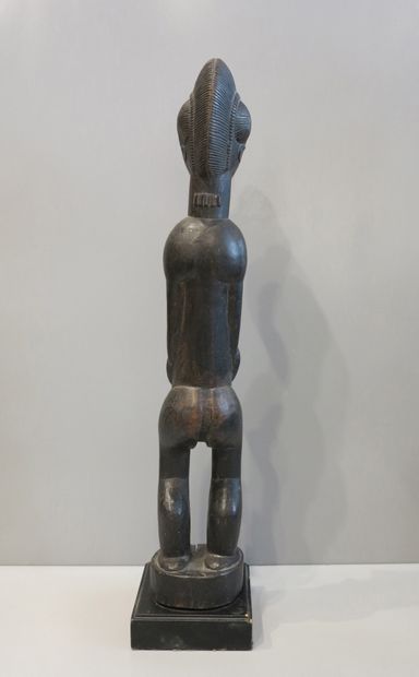 Statuette de maternité représentée debout...