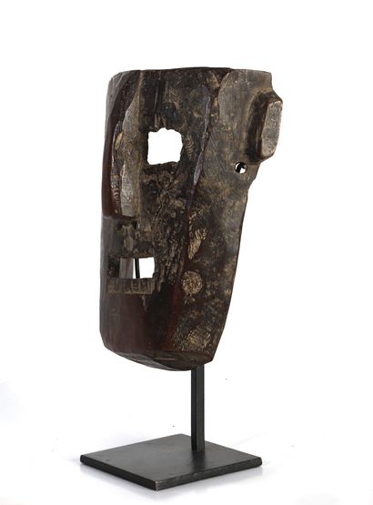 Masque de danse au nez en relief. Bois dur,...
