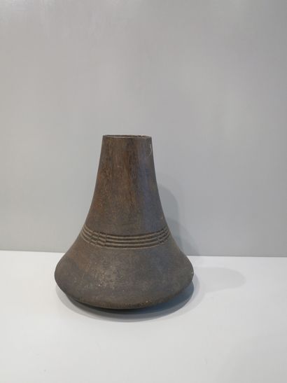 Pot à lait orné d'un décor ondulant et linéaire...