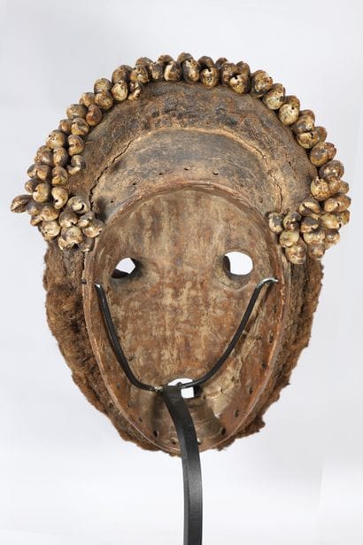Etonnant masque Dan Guere en bois, le visage...