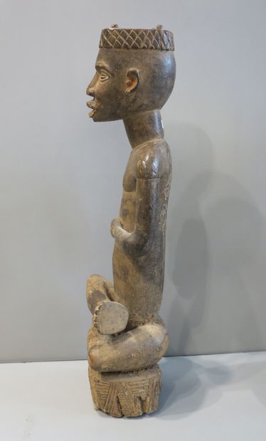 Statuette masculine à toque royale assis...
