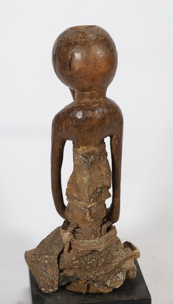 Figure fétiche Kusu masculine en bois, caractéristique...