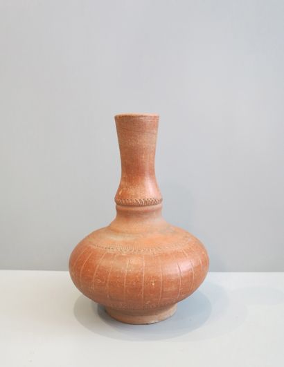 Vase en terre cuite à panse ovoïde et long...