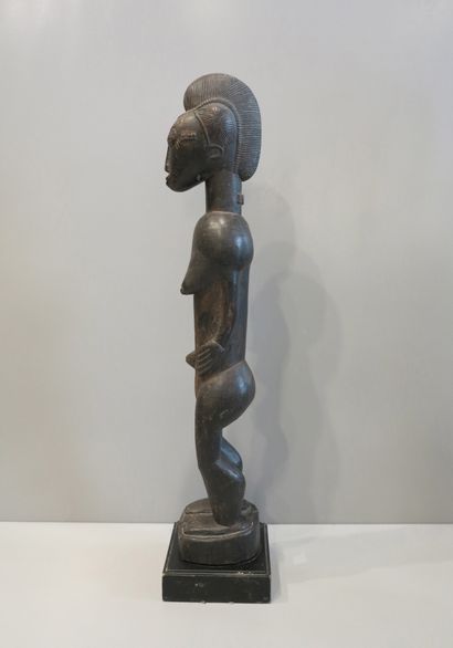 Statuette de maternité représentée debout...