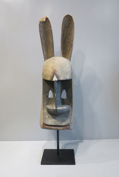 Masque zoomorphe aux longues oreilles dressées...