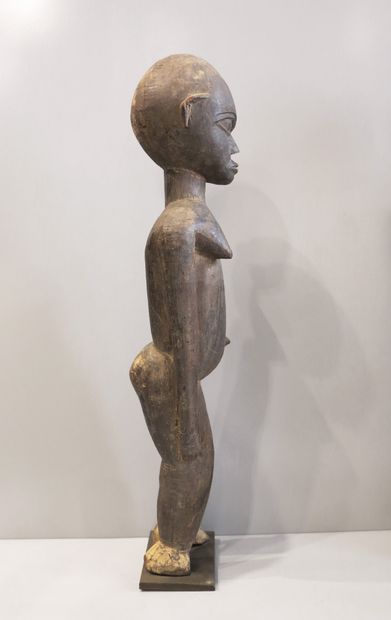 Statue Batéba de type féminin représentée...