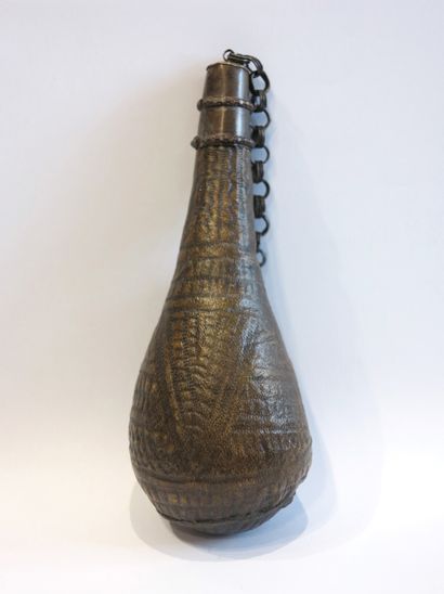 Poire à poudre en métal à motifs géométr...