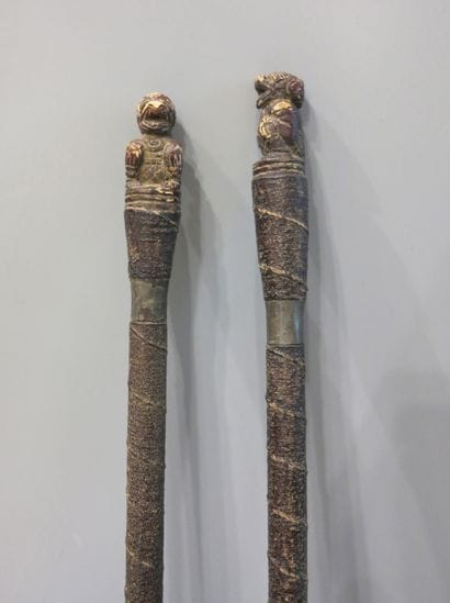 Paire de bâtons de prière surmonté du Garuda....