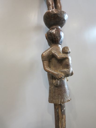 Sceptre décoré d’un couple, la femme porte...