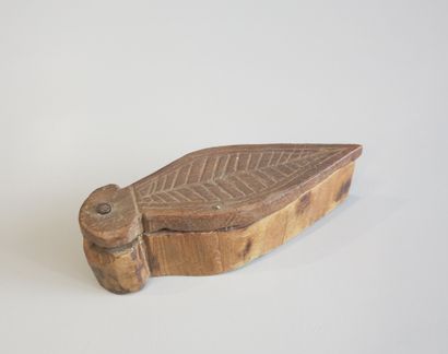 Boîte à Tikka en bois en forme de feuille.

Inde,...