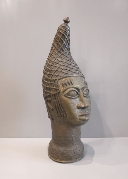 Tête de roi. 

Bronze à la cire perdue

Style...