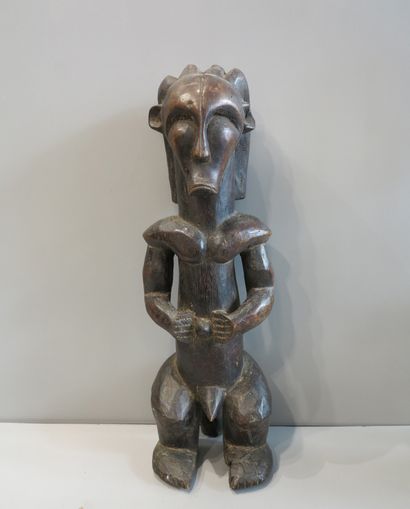 Statue anthropomorphe masculine assise, les...