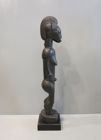 Statuette de maternité représentée debout...