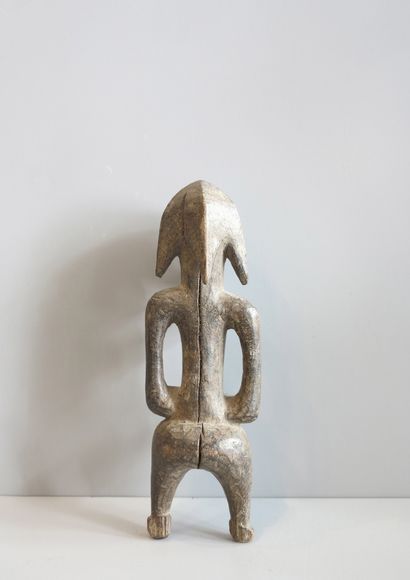 Statuette féminine disproportionnée représentée...