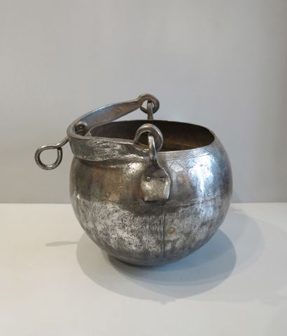Seau à décor géométrique avec grande anse.

Métal...