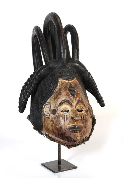 Cimier de dans présentant un visage avec...