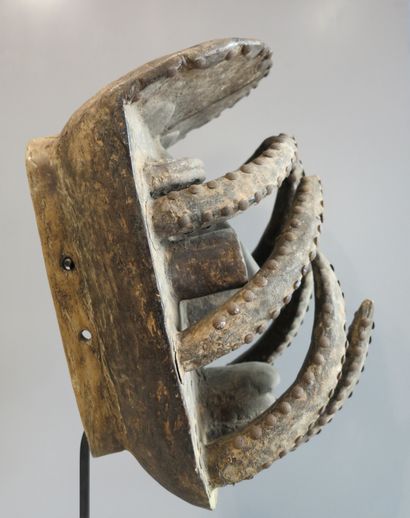 Masque aux traits biscornus fait pour matérialiser...