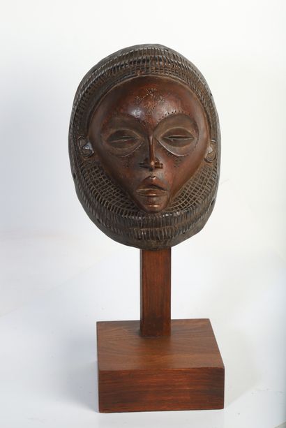 Masque de style Tshokwe en bois patiné

...