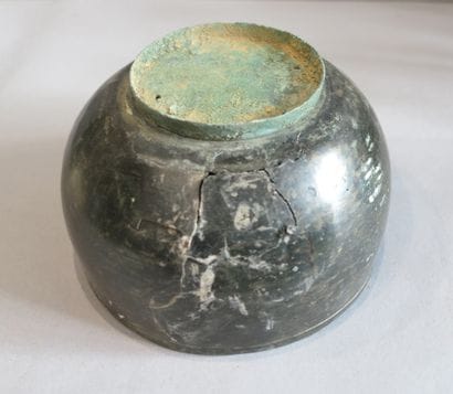 Bol en bronze de fouille. 

Asie du Sud-Est....