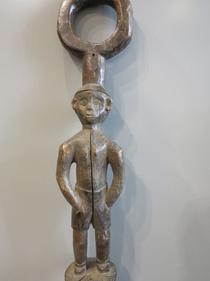 Sceptre décoré d’un couple, la femme porte...