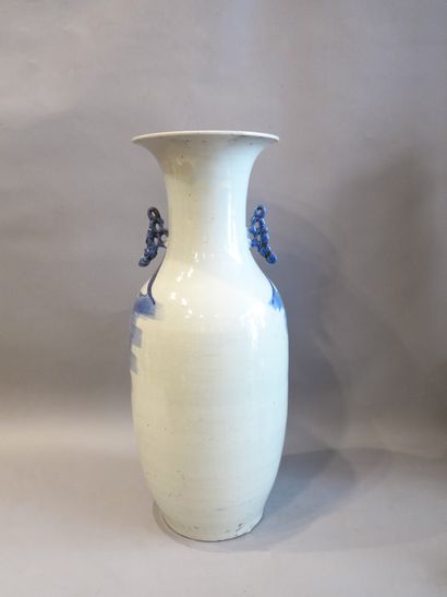 Vase blanc bleu 

Chine

Fêlé, recollé

D21xH57...