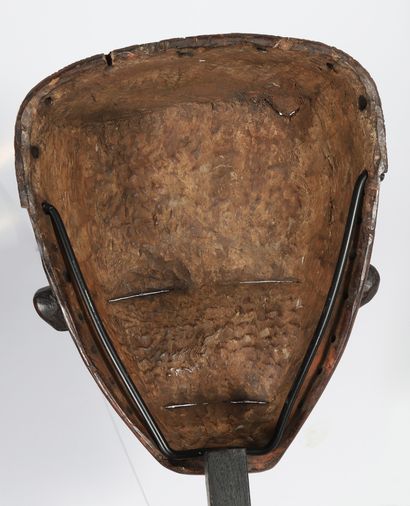 Masque présentant un visage aux yeux en grains...