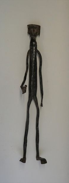 Personnage longiligne debout. Fer peint en...
