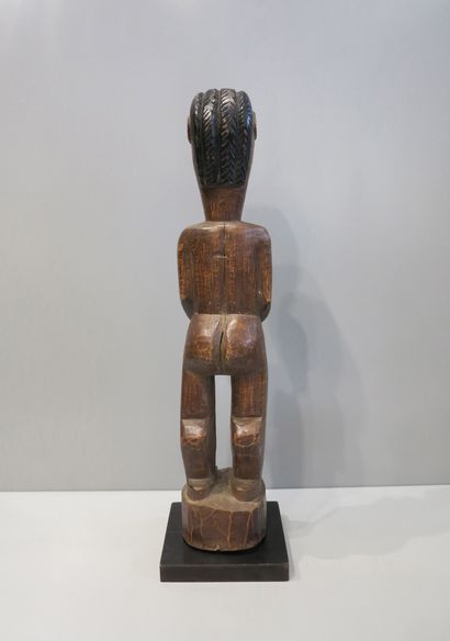 Statue féminine représentée debout sur une...