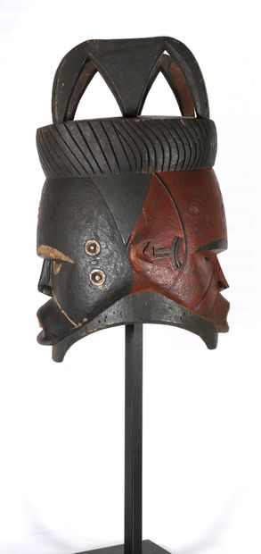 Masque heaume Janus en bois polychrome sculpté....