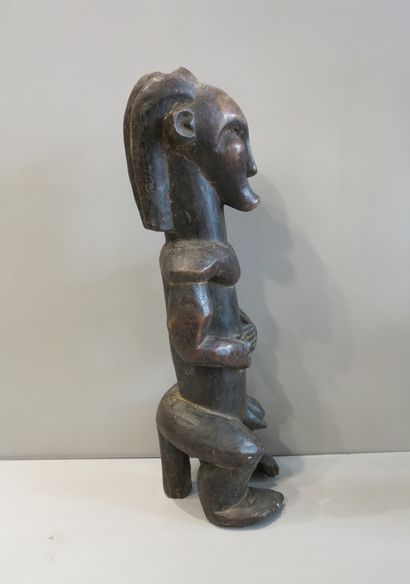 Statue anthropomorphe masculine assise, les...