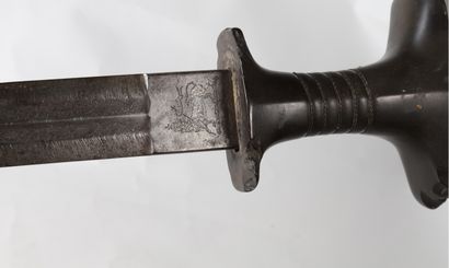 Ancienne épée à lame droite gravée et ornée...