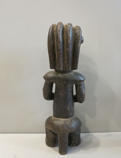 Statue anthropomorphe masculine assise, les...