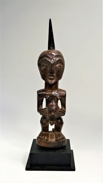 Petit fétiche présentant une figure anthropomorphe...